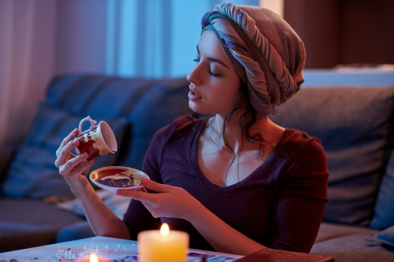 دختری در حال گرفتن فال قهوه عشقی